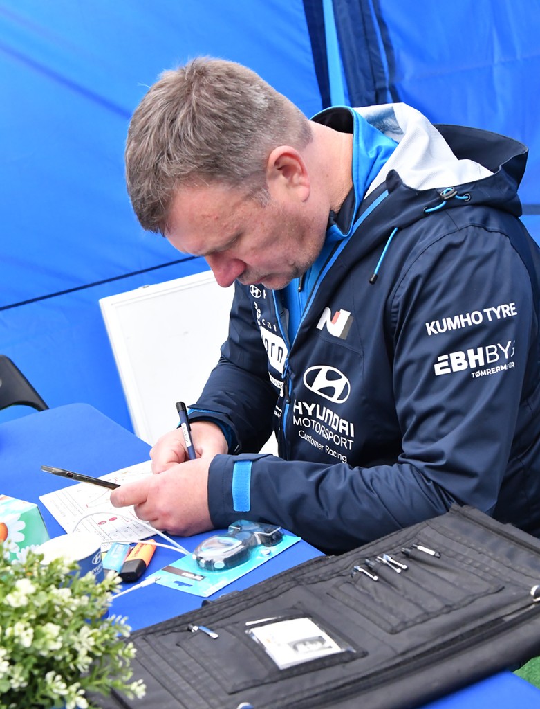 Peter Egholm gør klar til at læse noter for Simon Vallentin i Rally Stoholm
(Foto: specialpress@gmail.com)
